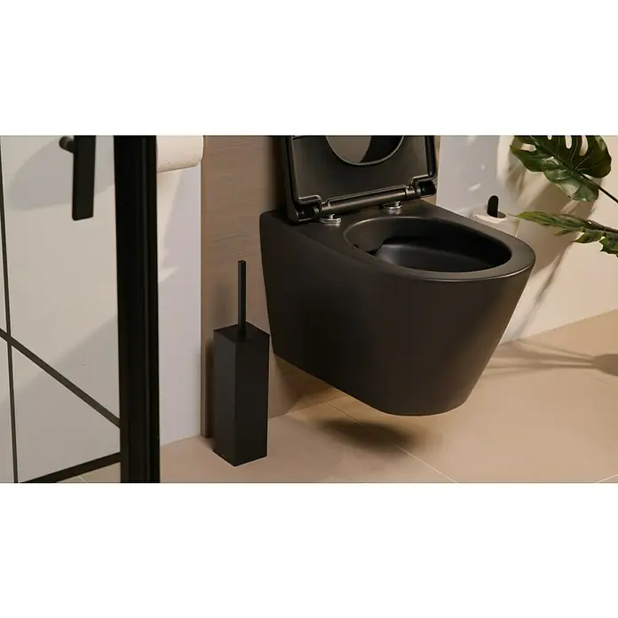 Zack Carvo WC-Bürstengarnitur - Ohne Halterung, Edelstahl, Schwarz - Nahaufnahme einer modernen, schwarzen Hänge-Toilette mit offenem Deckel und einer schwarzen Toilettenbürste. Elegantes Baddesign.