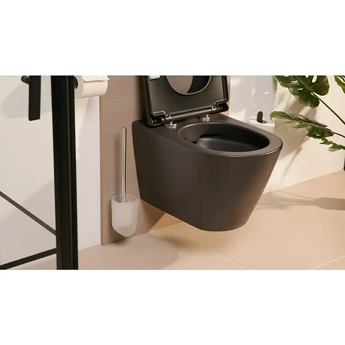 Keuco Elegance WC-Bürstengarnitur - Kristallglas, Weiß/Chrom - Elegante, wandhängende Toilette in dunkler Farbe mit offenem Deckel, passender Bürste und Toilettenpapierhalter.