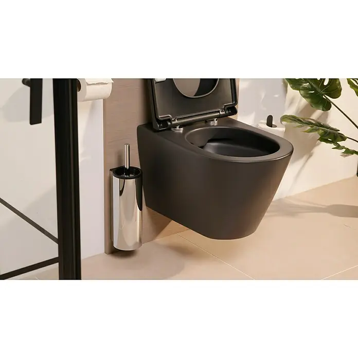 Keuco Plan WC-Bürstengarnitur - Kunststoff, Weiß/Chrom - Nahaufnahme einer modernen, wandhängenden schwarzen Toilette mit offenem Deckel und einem Toilettenbürstenhalter aus Chrom.