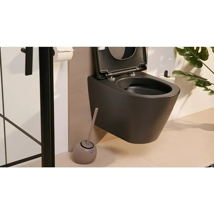 Wenko WC-Bürstengarnitur Posina - Silikon, Taupe - Nahaufnahme einer modernen, wandhängenden Toilette in Schwarz mit offenem Deckel und einer Toilettenbürste.