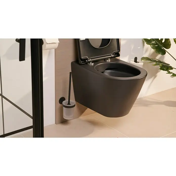Lenz WC-Bürstengarnitur Nero - Metall, Schwarz, B x H: 9,4 x 35 cm - Ein modernes, schwarzes Wand-WC mit offenem Deckel und Zubehör wie Toilettenpapierhalter und Bürste in einem eleganten Badezimmer.