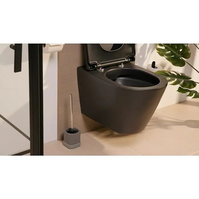 Venus Aiden WC-Bürstengarnitur - Polyresin, Grau - Nahaufnahme einer stilvollen, wandhängenden, schwarzen Toilette mit offenem Deckel und einer passenden Toilettenbürste.