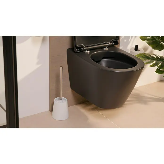 Venus WC-Bürstengarnitur Mambo Trapez - Kunststoff, Weiß - Nahaufnahme einer modernen, schwarzen Hänge-Toilette mit offenem Deckel und einer weißen Toilettenbürste daneben.