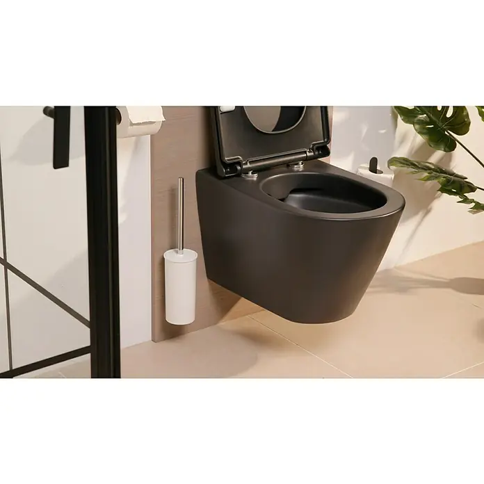 Keuco Collection Moll WC-Bürstengarnitur - Kunststoff, Weiß - Eine Nahaufnahme einer schwarzen, wandhängenden Toilette mit offenem Deckel, neben einer Toilettenbürste und einer Pflanze.