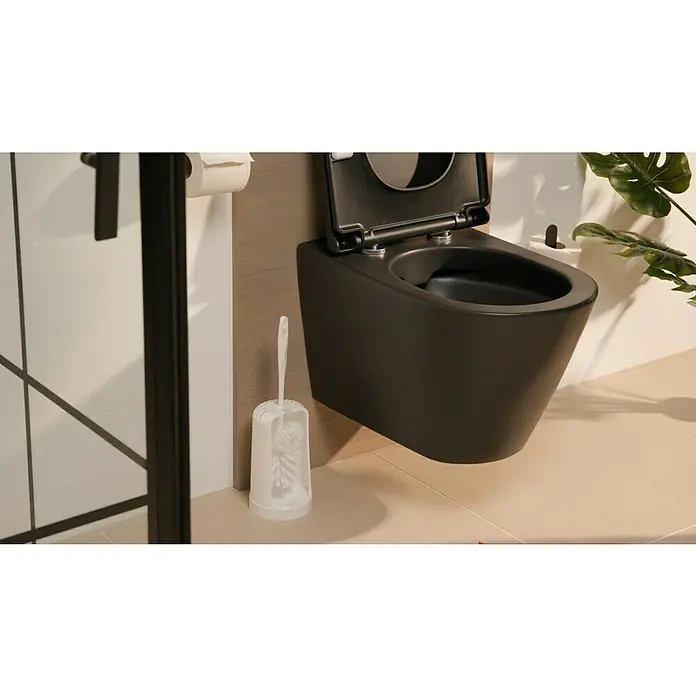 Poseidon WC-Bürstengarnitur Kuba Lux - Weiß, Kunststoff - Ein modernes Badezimmer mit einer wandhängenden, schwarzen Toilette mit offenem Deckel und einer passenden Toilettenbürste.
