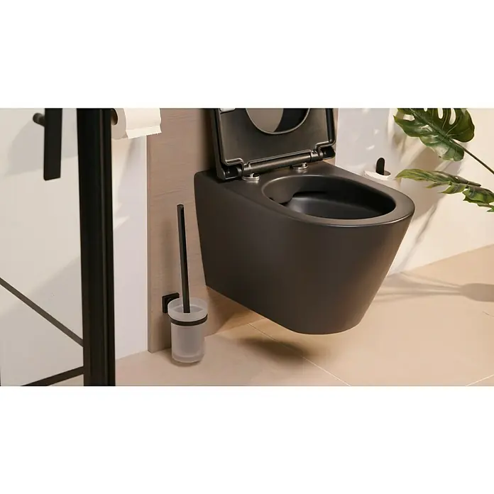 Camargue Cannes WC-Bürstengarnitur - Mit Halterung, Schwarz, Matt - Ein modernes Badezimmer mit einer wandhängenden schwarzen Toilette, einer Toilettenbürste und einem Toilettenpapierhalter.
