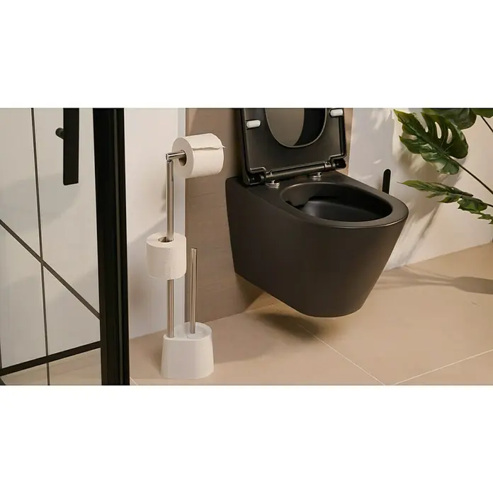 Venus Conjunto de escobillero y portarrollos Tango - 12,8 x 16 x 65,5 cm, Metal, Blanco/Cromo - Un baño elegante y moderno que exhibe un inodoro suspendido en la pared y un portarrollos de papel higiénico independiente con almacenamiento adicional.