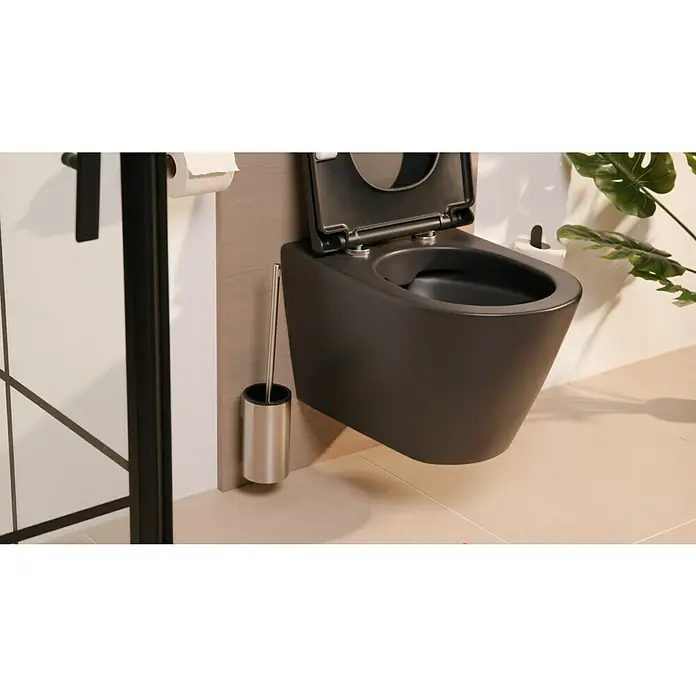 Lenz Sky WC-Bürstengarnitur - Nickel, Matt - Moderne, wandhängende Toilette in elegantem Schwarz mit geöffnetem Deckel und einem passenden Toilettenbürstenhalter im Badezimmer.