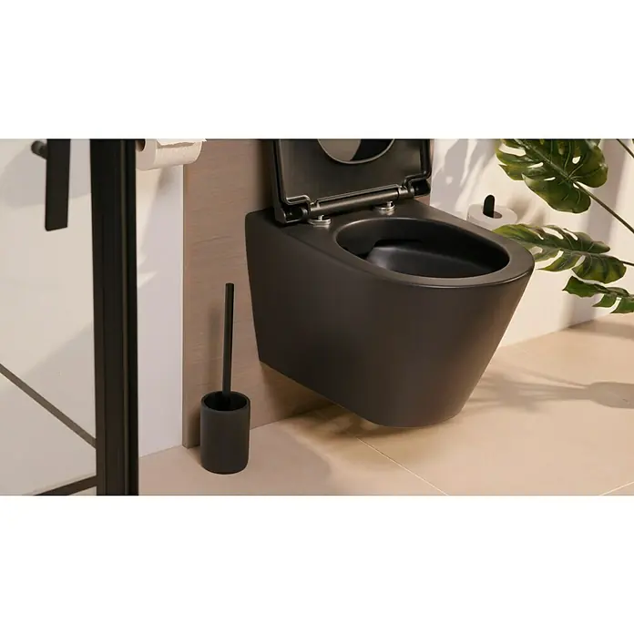 Camargue WC-Bürstengarnitur Stone - Polyresin, Schwarz - Nahaufnahme einer stilvollen, mattschwarzen Hänge-Toilette mit offenem Deckel und einer passenden Toilettenbürste im modernen Badezimmer.