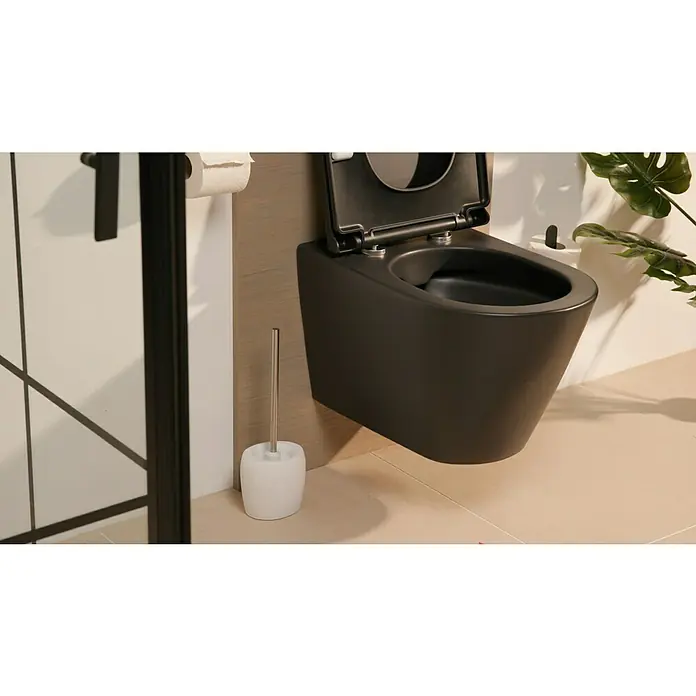 Venus Flakoni WC-Bürstengarnitur - Weiß, Polyresin - Eine Nahaufnahme einer modernen, schwarzen Hänge-Toilette mit offenem Deckel und einem Toilettenbürstenhalter im Badezimmer.