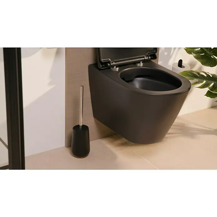 Venus Ivo WC-Bürstengarnitur - Polyresin, Schwarz - Nahaufnahme einer modernen, wandhängenden Toilette in Schwarz mit offenem Deckel und einer dazu passenden Toilettenbürste.