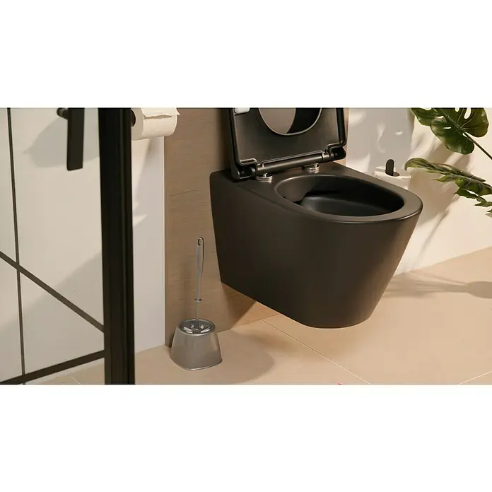 Poseidon WC-Bürstengarnitur Ewa - Silber, Kunststoff - Eine moderne, wandhängende Toilette in Schwarz mit offenem Deckel, einer Toilettenbürste und einer Rolle Toilettenpapier in einem stilvollen Badezimmer.