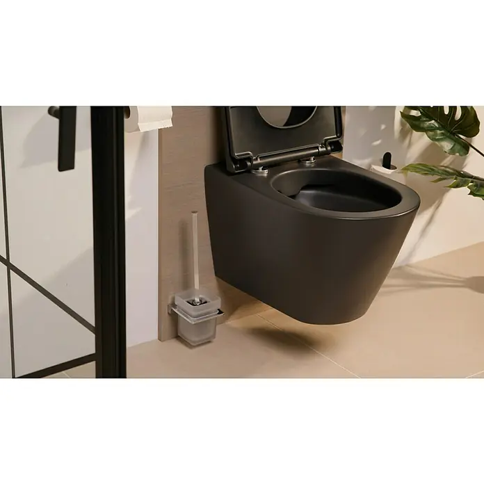 Phoenix WC-Bürstengarnitur - Metall, Chrom - Nahaufnahme einer modernen, hängenden, mattschwarzen Toilette mit offenem Deckel in einem stilvollen Badezimmer.