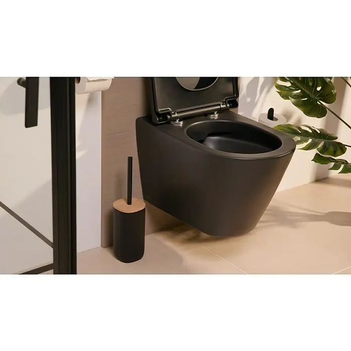 Venus Katta WC-Bürstengarnitur - Schwarz, Polyresin - Nahaufnahme einer modernen, wandhängenden schwarzen Toilette und einer passenden Toilettenbürste im Badezimmer.