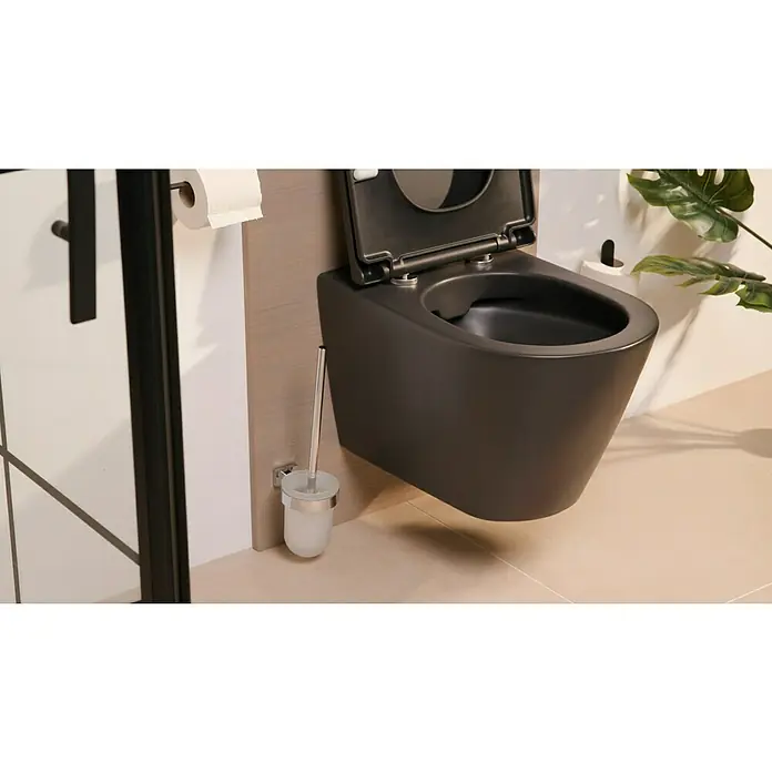 Grohe Essentials Cube WC-Bürstengarnitur - Chrom, Glänzend - Schwarze Hänge-Toilette mit offenem Deckel, Bürste und Toilettenpapierhalter im modernen Badezimmer.