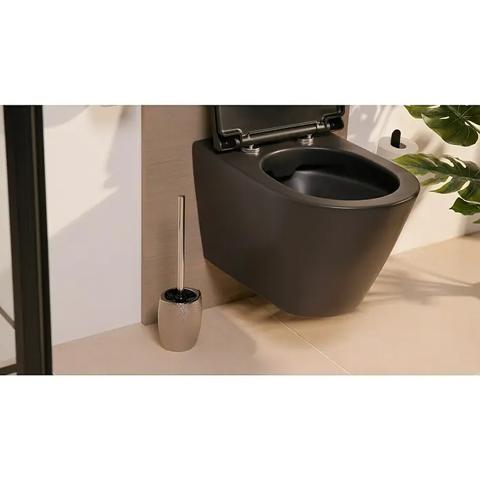 Venus Kalama WC-Bürstengarnitur - Steingut, Chrom - Nahaufnahme einer modernen, wandhängenden Toilette in elegantem Schwarz, ergänzt durch eine stilvolle Toilettenbürste in Silberoptik.