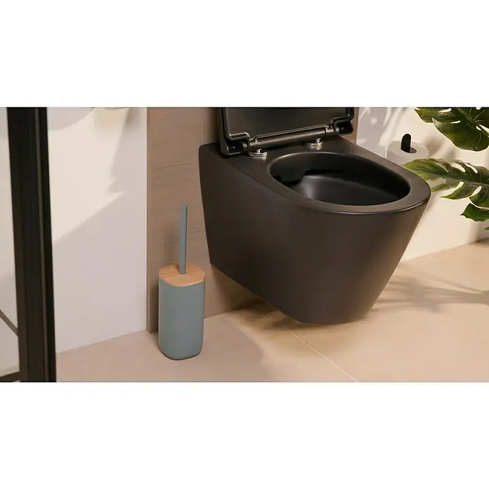Venus Katta WC-Bürstengarnitur - Blau, Polyresin - Nahaufnahme einer modernen, wandhängenden Toilette in elegantem Schwarz mit einem passenden WC-Bürstenhalter in Blaugrün.