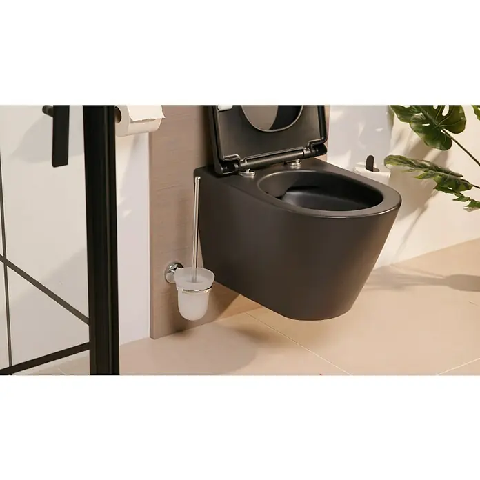Lenz Flame WC-Bürstengarnitur - Mit Halterung, Chrom, Glänzend - Nahaufnahme einer modernen, schwarzen Toilette mit offenem Deckel, Toilettenpapierhalter und einer Pflanze im Hintergrund.