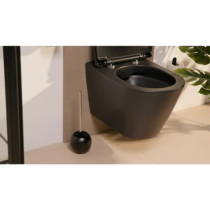 Camargue Kaya WC-Bürstengarnitur - Steingut, Schwarz - Nahaufnahme einer stilvollen, wandhängenden Toilette in Mattschwarz mit offenem Deckel, ergänzt durch eine passende Toilettenbürste.