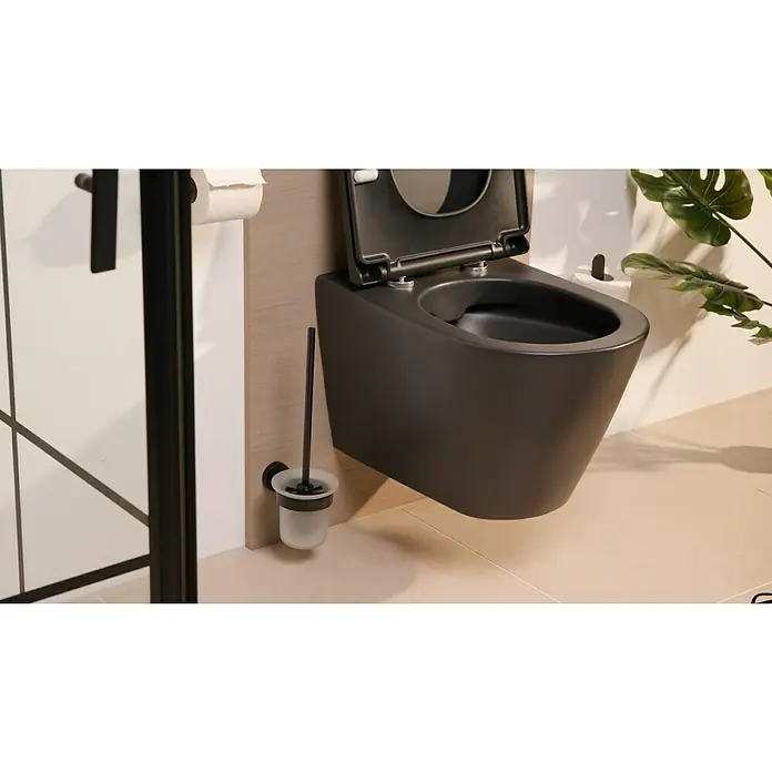 Tesa Moon WC-BürstengarniturMit Halterung, Metall, Schwarz - Ein modernes, wandhängendes, schwarzes WC mit offenem Deckel, ergänzt durch einen Toilettenbürstenhalter und Toilettenpapierhalter.