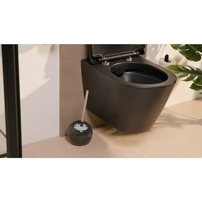 Venus WC-Bürstengarnitur Bowl - Keramik, Grau - Nahaufnahme einer modernen, schwarzen Hänge-Toilette mit Toilettenbürste in einem stilvollen Badezimmer.