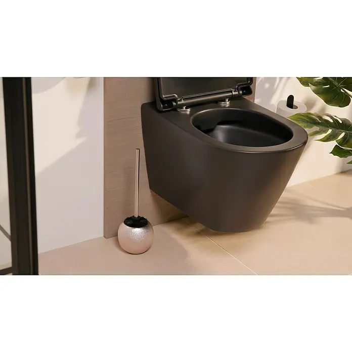 Camargue Kaya WC-Bürstengarnitur - Steingut, Rose/Gold - Nahaufnahme einer modernen, wandhängenden Toilette in Schwarz mit einem passenden Toilettenbürstenhalter.