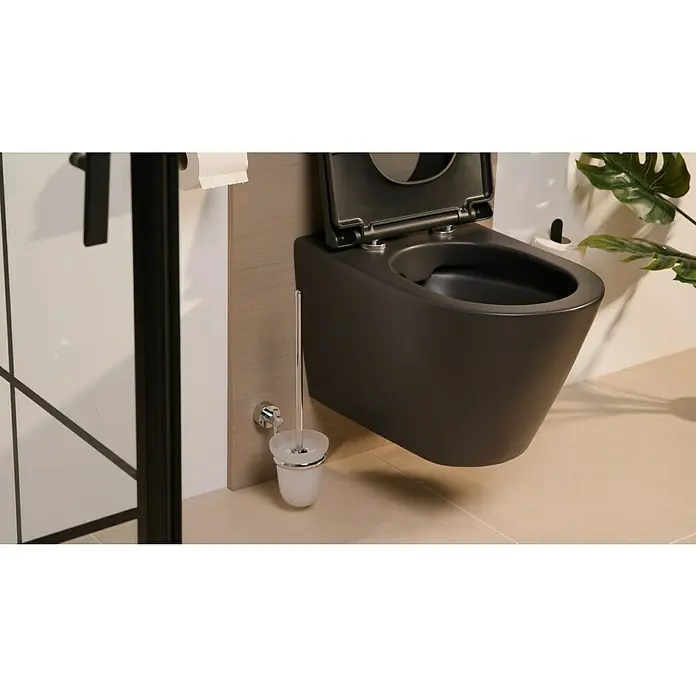 Lenz Pisa WC-Bürstengarnitur - Silber, Glänzend - Ein modernes, an der Wand montiertes, schwarzes WC mit offenem Deckel und einer Toilettenbürste.