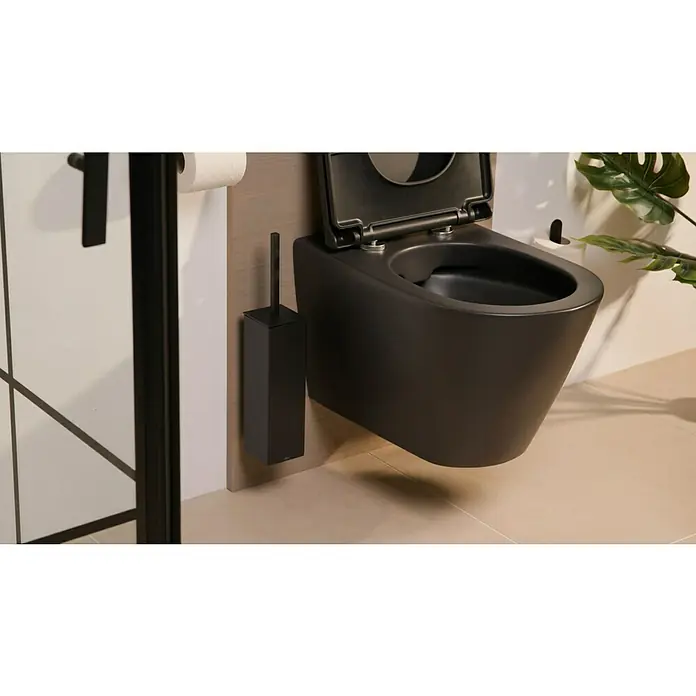 Zack Carvo WC-Bürstengarnitur - Mit Halterung, Edelstahl, Schwarz - Ein modernes Badezimmer mit einer hängenden, schwarzen Toilette, einem Toilettenbürstenhalter und einem minimalistischen Design.
