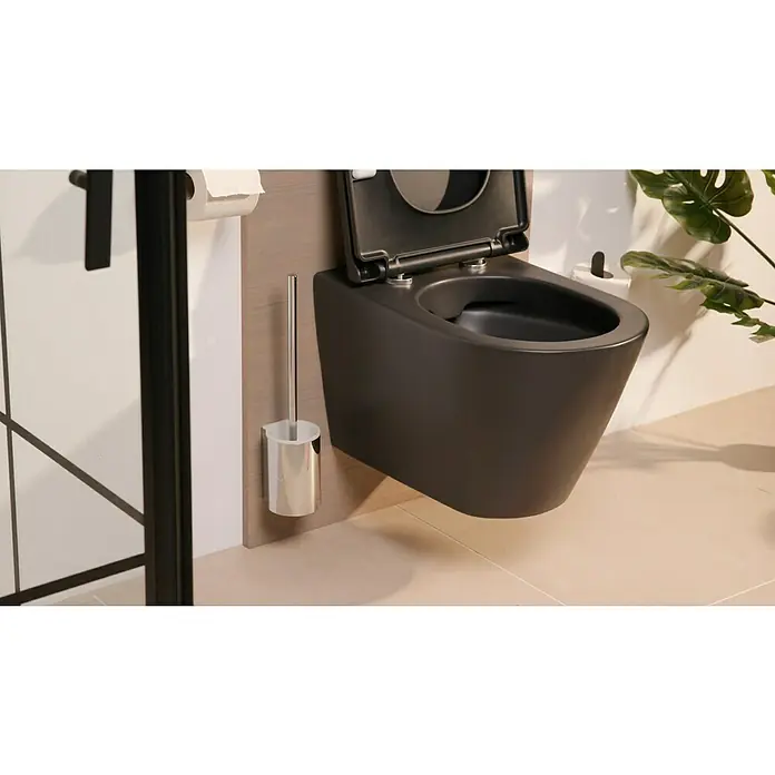 Keuco Plan WC-Bürstengarnitur - Kunststoff, Chrom - Nahaufnahme einer modernen, hängenden Toilette in Schwarz mit offenem Deckel, ergänzt durch Toilettenpapierhalter und Bürste.