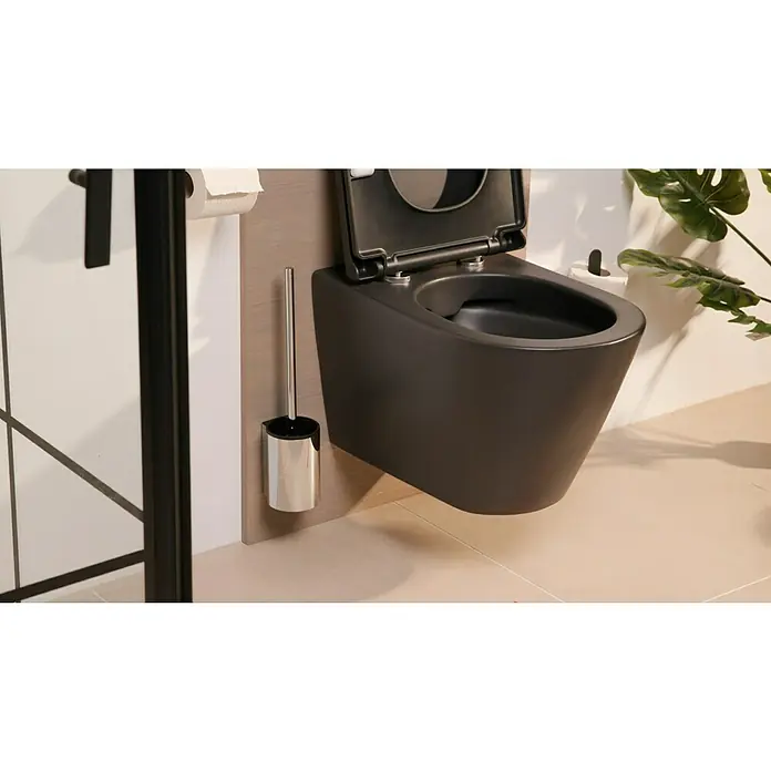 Keuco Plan Ersatzbürste - Schwarz/Chrom - Elegante, schwarze Hänge-Toilette mit offenem Deckel und Toilettenbürste in einem modernen Badezimmer. Stilvolles Design für Ihr Zuhause.