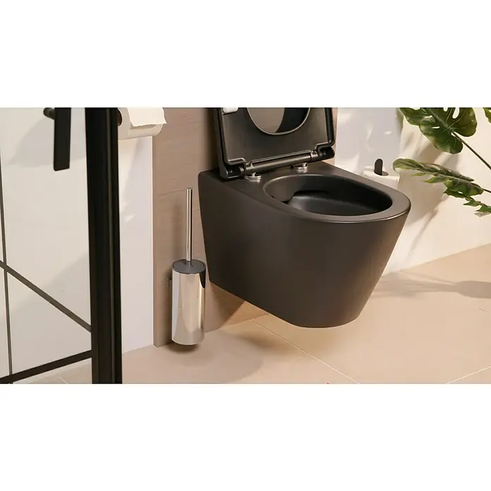 Keuco Collection Moll WC-Bürstengarnitur - Kunststoff, Chrom/Anthrazit - Nahaufnahme einer modernen, wandhängenden, schwarzen Toilette mit offenem Deckel und einem silbernen Toilettenbürstenhalter.