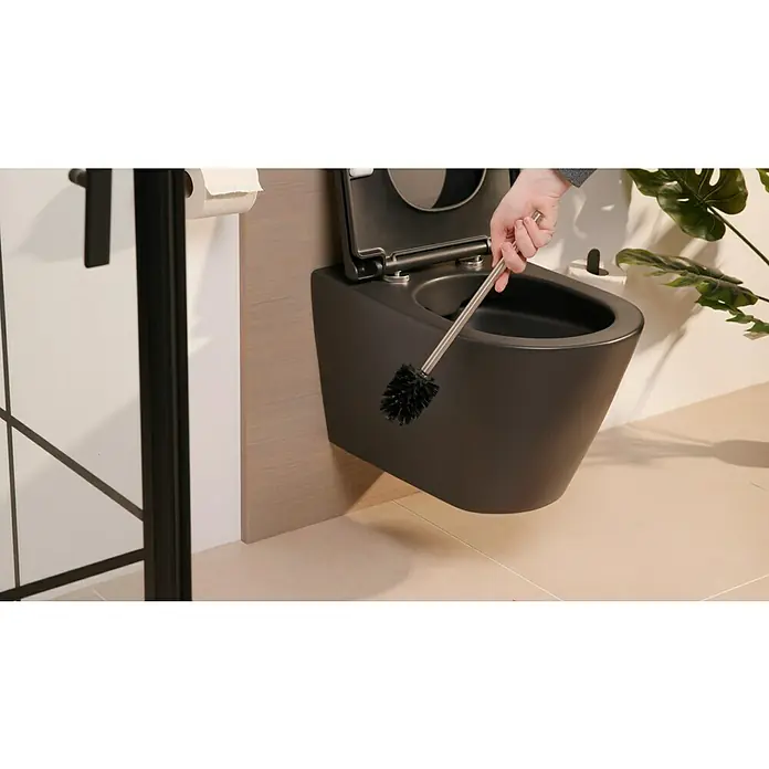 Keuco Plan Ersatzbürste - Edelstahl - Ein Toilettenbürste wird in einer modernen, wandhängenden Toilette verwendet, um die Hygiene zu gewährleisten. Das Badezimmer ist stilvoll gestaltet.