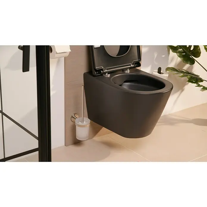 Lenz WC-Bürstengarnitur Noa - Metall, Nickel, B x H: 9,4 x 35 cm - Nahaufnahme einer modernen, wandhängenden, schwarzen Toilette mit offenem Deckel in einem Badezimmer.