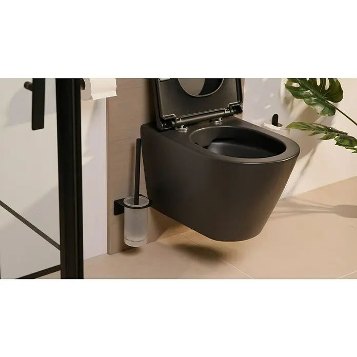 Camargue Antwerpen WC-Bürstengarnitur - Schwarz, Matt - Eine moderne, wandhängende Toilette in Schwarz mit offenem Deckel, daneben eine Toilettenbürste und Toilettenpapierhalter.