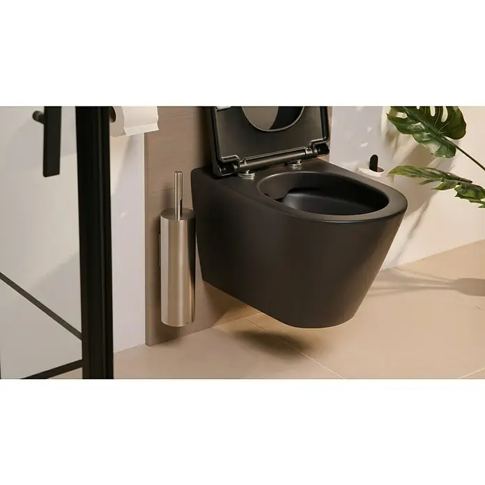 Zack WC-Bürstengarnitur Tubo - Wandmontage, Edelstahl, Matt - Detailaufnahme einer modernen, wandhängenden Toilette in Schwarz mit offenem Deckel und einem Toilettenbürstenhalter in Silber.