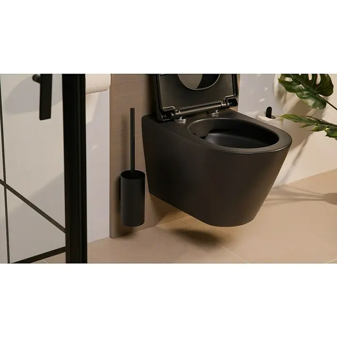 Zack Linea WC-BürstengarniturWandmontage, Stahl, Schwarz - Elegante schwarze Wandtoilette mit offenem Deckel und passender Toilettenbürste in einem modernen Badezimmer.