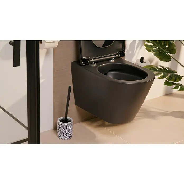 Wenko WC-Bürstengarnitur Lorca - Keramik, Blau/ Weiß - Eine moderne, wandmontierte Toilette in Schwarz mit offenem Deckel, ergänzt durch eine elegante Toilettenbürste und eine minimalistische Raumgestaltung.