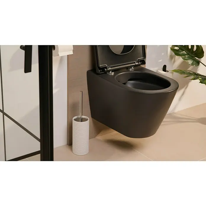 Venus WC-Bürstengarnitur Filler - Polyresin, Weiß - Eine moderne, schwarze Hänge-Toilette mit offenem Deckel, neben einer WC-Bürste und einem Papierhandtuchhalter, die ein elegantes Badezimmerdesign präsentiert.