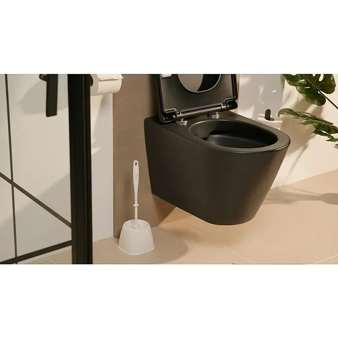 Poseidon WC-Bürstengarnitur Ewa - Weiß, Kunststoff - Ein modernes Badezimmer mit einer schwarzen, wandhängenden Toilette und einer weißen Toilettenbürste.