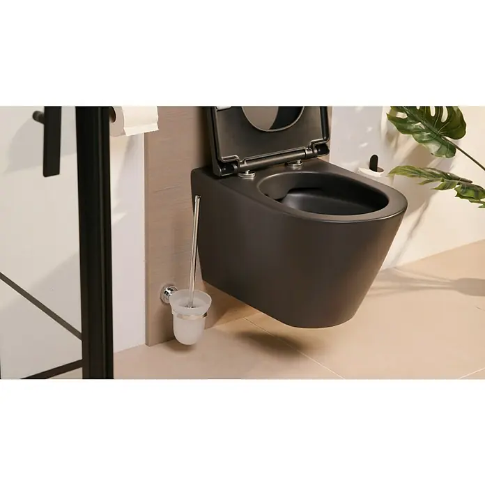 Camargue Lyon WC-Bürstengarnitur - Mit Halterung, Chrom, Glänzend - Modernes Badezimmer mit einer wandmontierten schwarzen Toilette, einem Toilettenbürstenhalter und einer Zimmerpflanze.