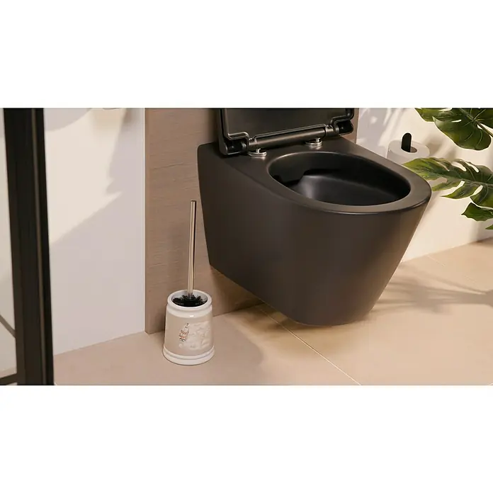 Venus Sealife WC-Bürstengarnitur - Keramik, Beige/Weiß - Nahaufnahme einer modernen, wandhängenden, mattschwarzen Toilette mit offenem Deckel und einer Toilettenbürste mit verzierten Behältern.