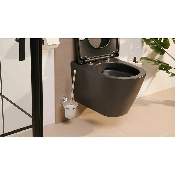 Venus Marina WC-Bürstengarnitur - Mit Halterung, Chrom, Glänzend - Nahaufnahme einer schwarzen, wandmontierten Toilette mit offenem Deckel, Toilettenbürste und Papierhalter in einem modernen Badezimmer.