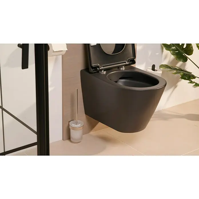 Lenz Pearl WC-Bürstengarnitur - Messing, Nickel - Nahaufnahme einer modernen, wandmontierten, schwarzen Toilette mit geöffnetem Deckel, die ein stilvolles und minimalistisches Badezimmerdesign zeigt.