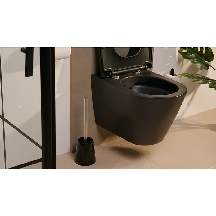 Venus WC-Bürstengarnitur Mambo Trapez - Kunststoff, Schwarz - Nahaufnahme einer modernen, hängenden Toilette in Schwarz, die ein stilvolles und minimalistisches Baddesign zeigt.