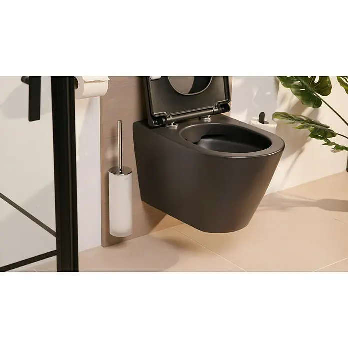 Keuco Edition 400 WC-Bürstengarnitur - Kunststoff, Weiß/Chrom - Schwarze, wandhängende Toilette mit offenem Deckel und einer weißen Toilettenbürste daneben, für ein stilvolles Badezimmerdesign.