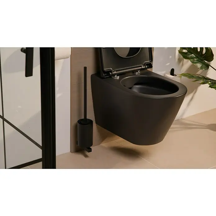 Zack Carvo WC-Bürstengarnitur - Schwarz, Matt - Nahaufnahme einer modernen, wandhängenden schwarzen Toilette mit offenem Deckel und einer passenden Toilettenbürste.