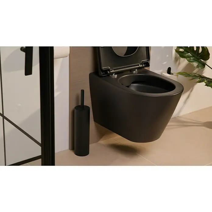 Zack WC-Bürstengarnitur Tubo - Schwarz, Matt - Eine moderne, wandhängende Toilette in Schwarz mit offenem Deckel, neben einer Toilettenbürste.
