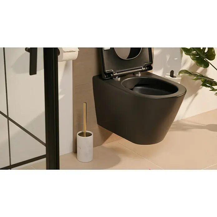 Camargue WC-Bürstengarnitur Marmel - Polyresin, Weiß - Nahaufnahme einer schwarzen, wandmontierten Toilette mit offenem Deckel, neben einer Toilettenbürste mit Marmorhalterung.