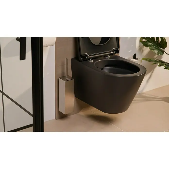 Zack Carvo WC-Bürstengarnitur - Mit Halterung, Edelstahl, Edelstahl - Nahaufnahme einer modernen, hängenden, schwarzen Toilette mit offenem Deckel in einem stilvollen Badezimmer.
