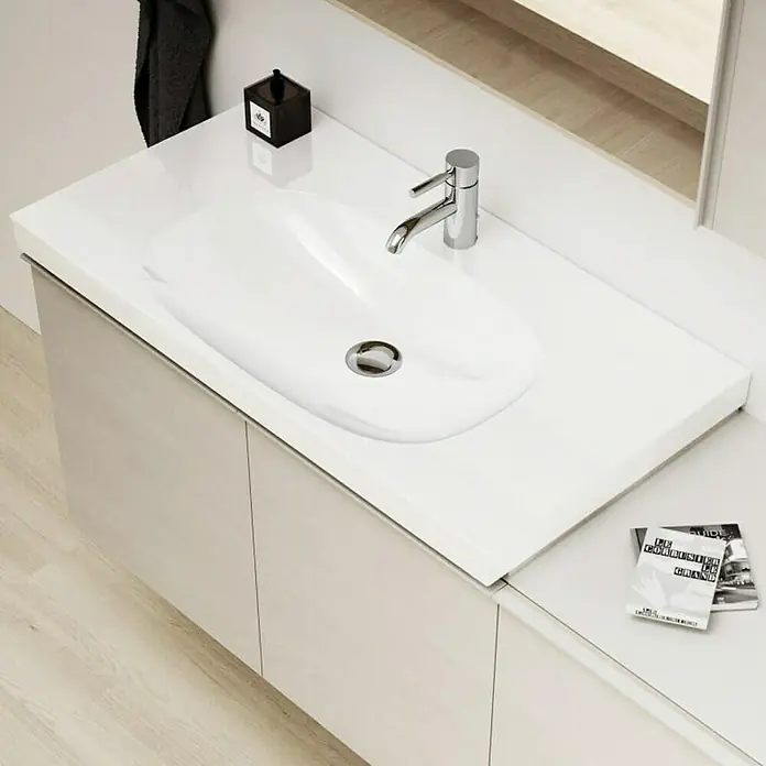Geberit Acanto Waschtisch - 90 x 48 cm, Ohne Spezialglasur, Hahnloch: Mitte, Mit Überlauf, Weiß - Ein modernes Waschbecken mit Armatur, Seifenspender und Handtuch. Das Design ist minimalistisch und elegant.
